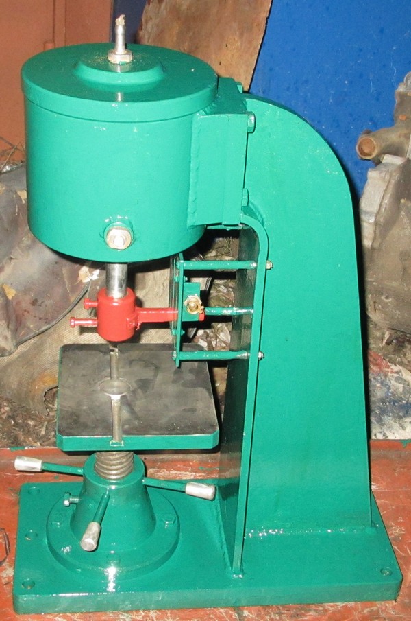 пресс настольный пневматический , предназначен для операций холодной штамповки: вырубки, пробивки, гибки, неглубокой вытяжки , опрессовки зажимов , скоб и наконечников на проводах , таблетпресс , таблетирование ,  Габаритный размер 730х530х230 мм